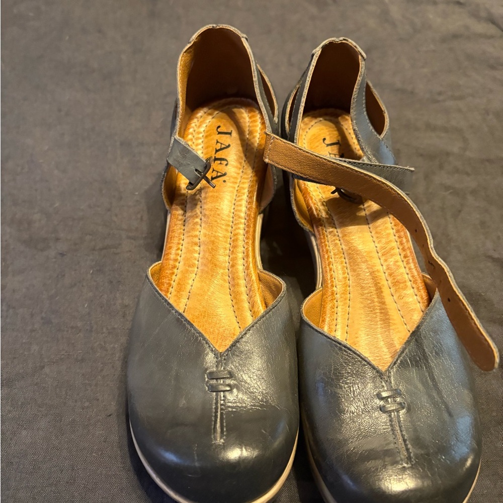 Women's Gray Leather Flats